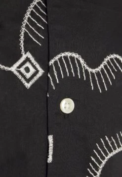 Pier One EMBROIDERED LINES SHIRT - Vapaa-ajan Kauluspaita -Pier One 629ee143d3b546558bd3da21038c642e